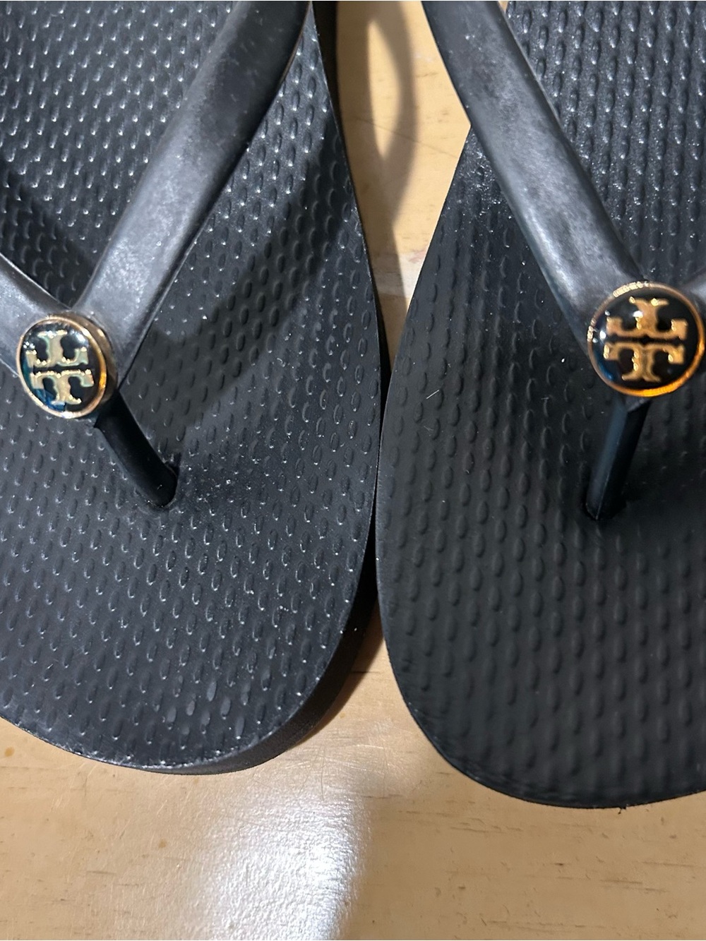 Tory Burch womens black monogram platform flip flop sandals in size 8,5 - Picture 3 of 8